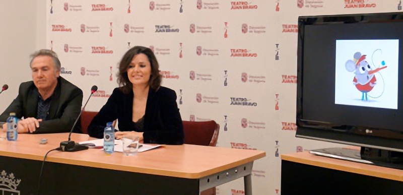 La diputada Sara Dueñas y el director del teatro