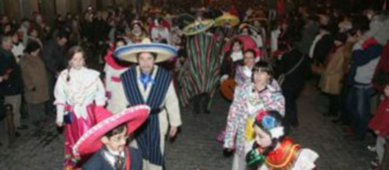 Los integrantes de la comparsa “La Semifusa” -que cumple 30 años de carnaval- mostraron sus disfraces dedicados a México./ Juan Martín