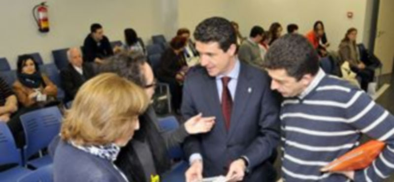 Andrés Torquemada dialoga con representantes de asociaciones (izq.) y Pablo García