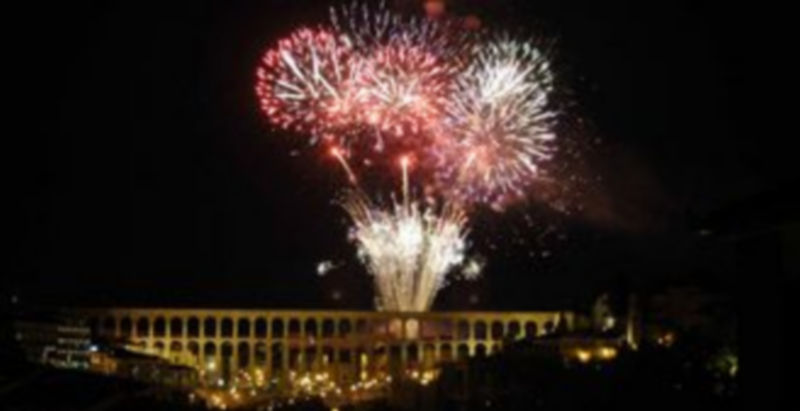 Uno de los espectaculares efectos visuales de los fuegos artificiales que pudo verse el pasado año. /Juan Martín