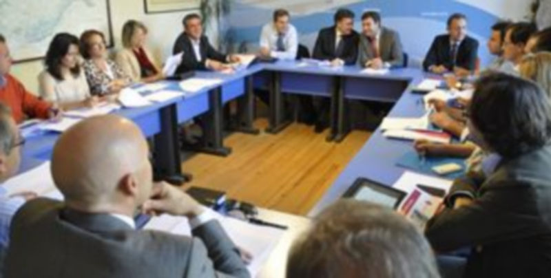 Los alcaldes de los municipios afectados expusieron ante los parlamentarios regionales sus sugerencias y propuestas sobre este proyecto. / Juan Martín.