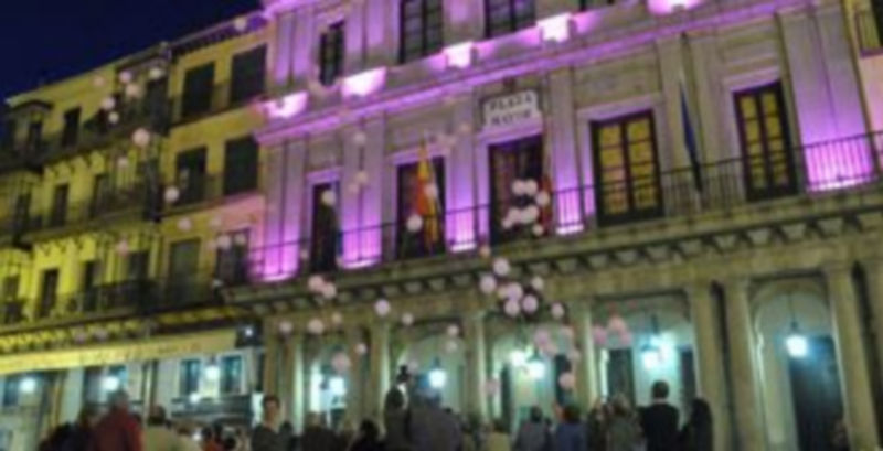 Los asistentes al acto soltaron los globos frente a la fachada de la Casa Consistorial.. / Juan Martín.