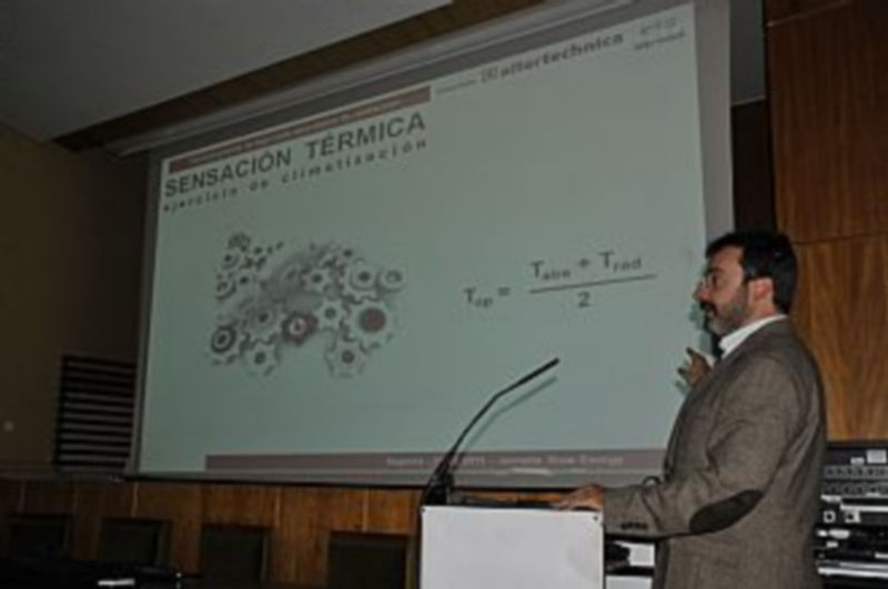 Un momento de la conferencia pronunciada ayer en el salón de actos de la Escuela de Magisterio. / Juan Martín.