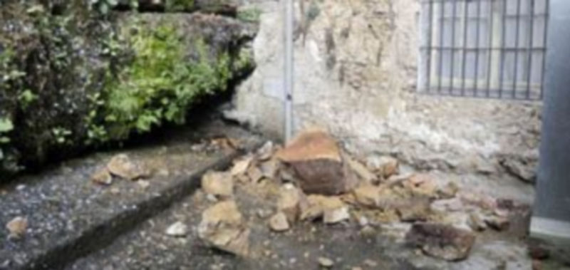 Una roca cayó al interior de un patio del santuario de La Fuencisla 1 Roca