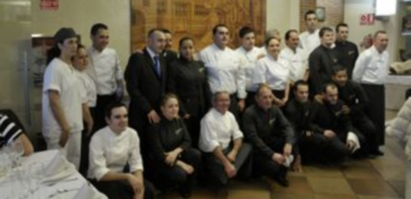 El equipo de cocina y el de sala de Venta Magullo