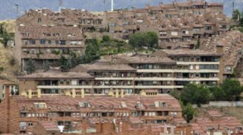 Imagen de archivo de grupos de viviendas en la zona del barrio de San Lorenzo de la capital segoviana. / Juan Martín