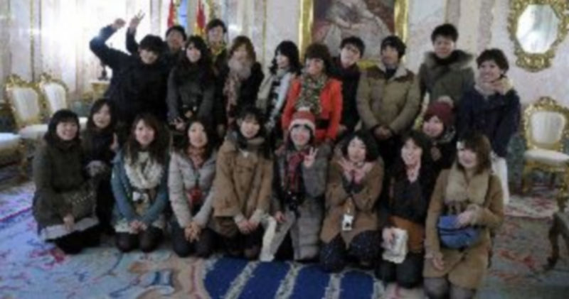 Foto de familia de los estudiantes rodeando a la concejala Claudia de Santos