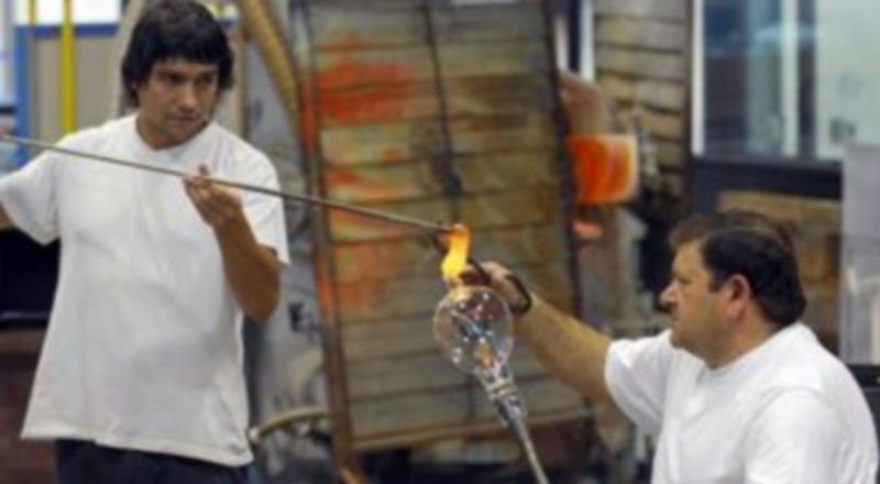 La directora del CNV valora su integración al Ministerio de Industria 1 Dos trabajadores del CNV