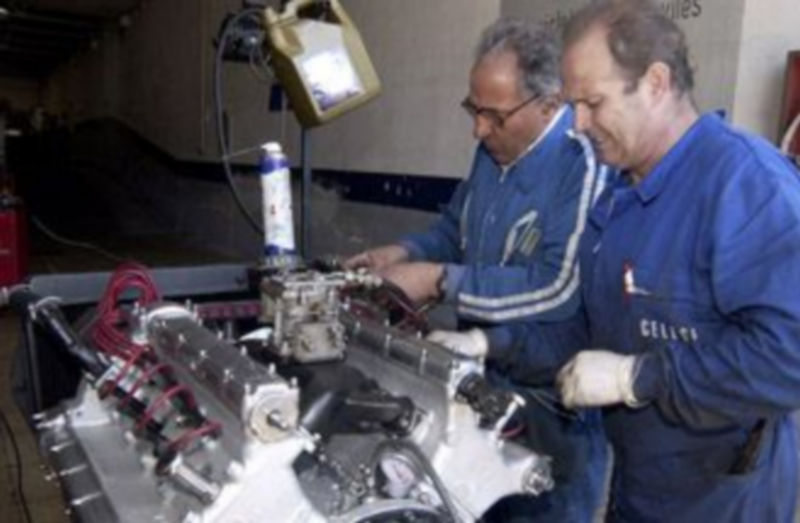 Imagen de archivo de labores de reparación de la pieza de un vehículo. / J. M.