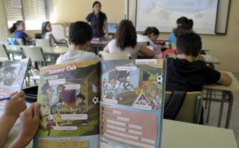 Los alumnos estrenaron ayer el material didáctico puesto a su disposición por la Junta para el desarrollo de los cursos de inglés. / Juan Martin