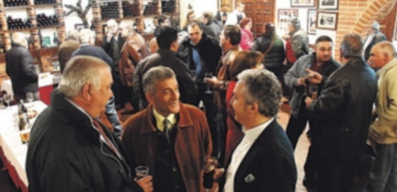 Un momento de vino español ofrecido ayer por ASEM en el restaurante El Cordero a sus asociados. / El Adelantado