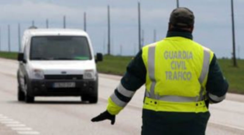 Un agente de la Guardia Civil ordena deternerse al conductor que se acerca a su altura en uno de los controles. / Ical