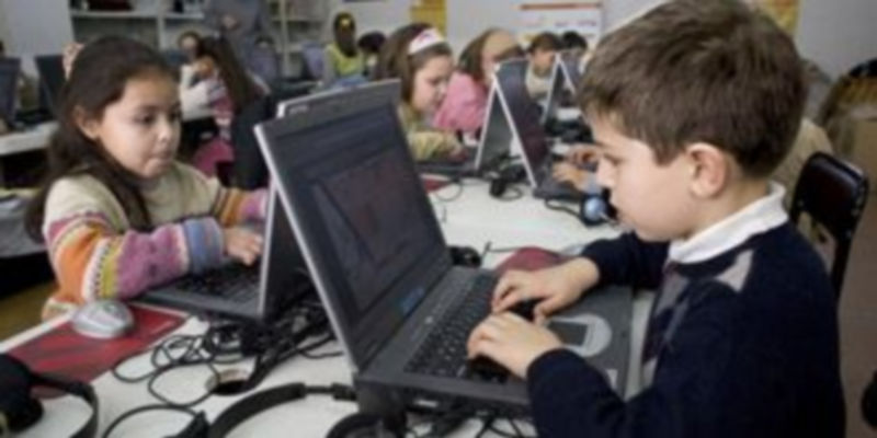 Imagen de archivo de un aula con alumnos de Enseñanza Primaria realizando trabajos y prácticas con ordenadores./ Ical
