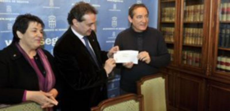 El alcalde entrega el cheque con la aportación municipal al director de Titirimundi