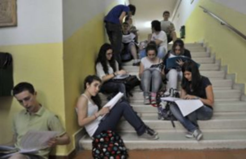 Imagen de archivo de alumnos segovianos antes de entrar a realizar una de las pruebas de acceso. / Kamarero