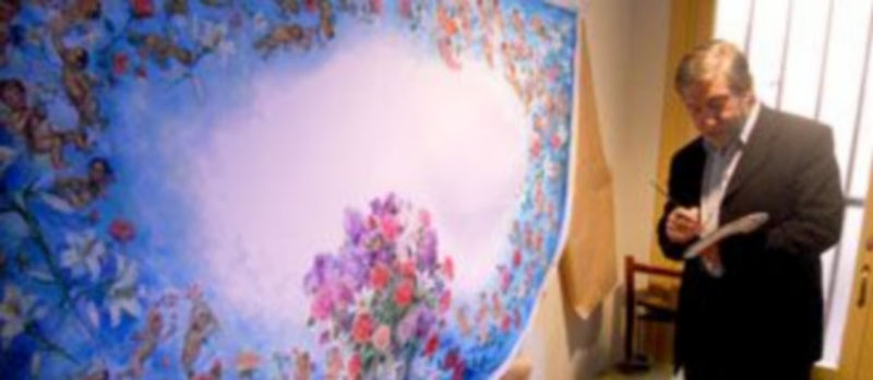 Tablada ultima los detalles del manto con pincel y paleta en mano en el descansillo de su estudio. / M. G.