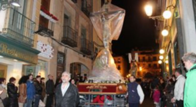 La cofradía de San José tuvo que regresar con sus imágenes protegidas. / M.G.