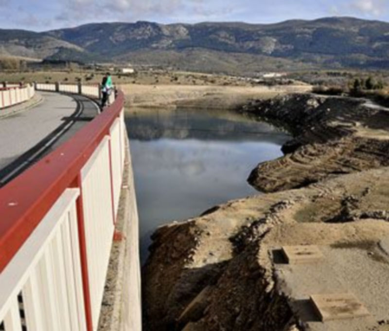 El embalse del Pontón Alto se quedó vacío el pasado verano. / E.A.