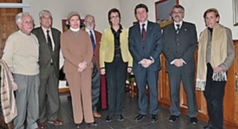 Profesionales eméritos posan junto a representantes institucionales./S. Vázquez