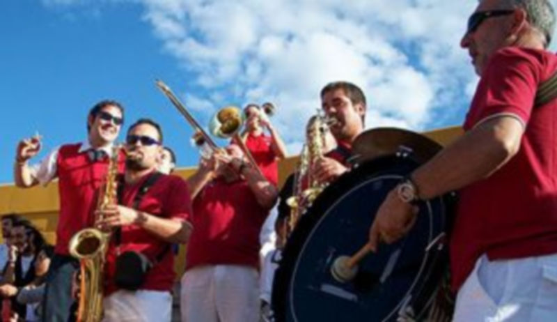 El destino y situación de cada actuación puede llevar al grupo a los sitios más variopintos.