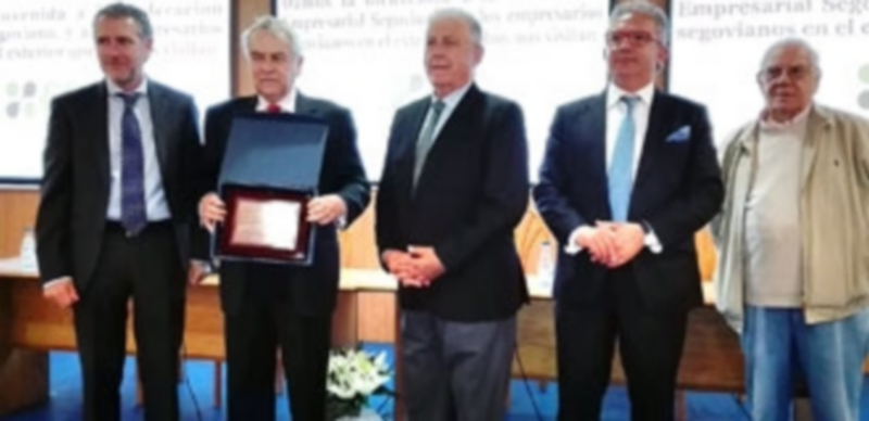 La fiesta de la amistad empresarial 1 Juan Yagüe recibió un recuerdo por su labor en favor de la asociación de empresarios. / F. D.