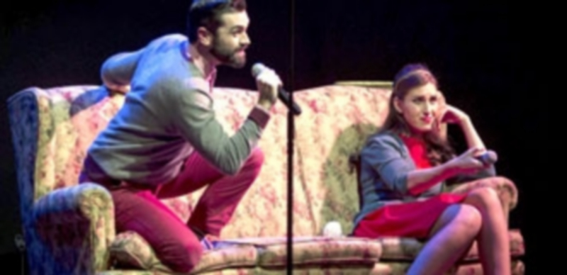 La comedia musical ‘Lo tuyo y lo mío’ completó el centro cultural José Rodao 1 Los dos principales actores pasan toda la comedia comicándose a través de diálogos musicales. / E. A.