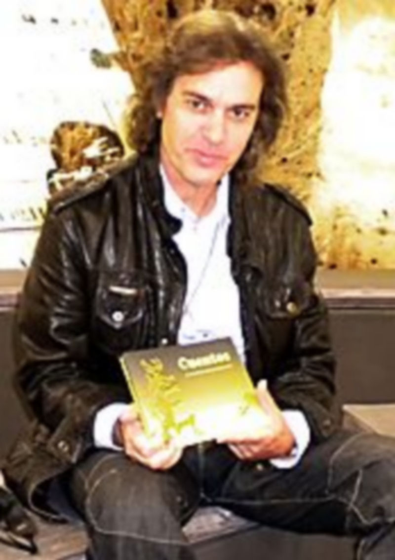 Antón Lobo muestra uno de los ejemplares de su libro. / M.G.