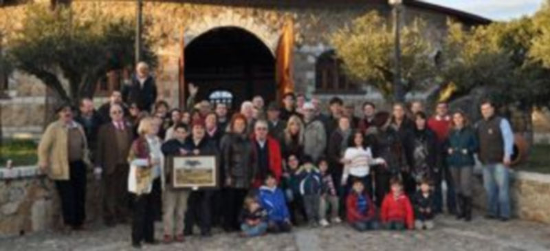 Grupo de componentes de “El Espontáneo” ante la fachada del caserío. / P.P.