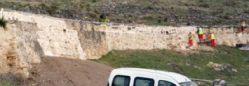 Los equipos de obra siguen trabajando en el reforzamiento preventivo de otros tramos del muro. /EL ADELANTADO