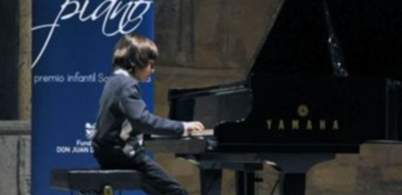 Uno de los participantes de la anterior edición del Premio de Piano Santa Cecilia mostrando sus dotes. / El Adelantado