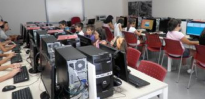 Este verano se han dirigido a escolares cursillos de iniciación a la informática en los centros del Cristo y Nueva Segovia. / E.A.