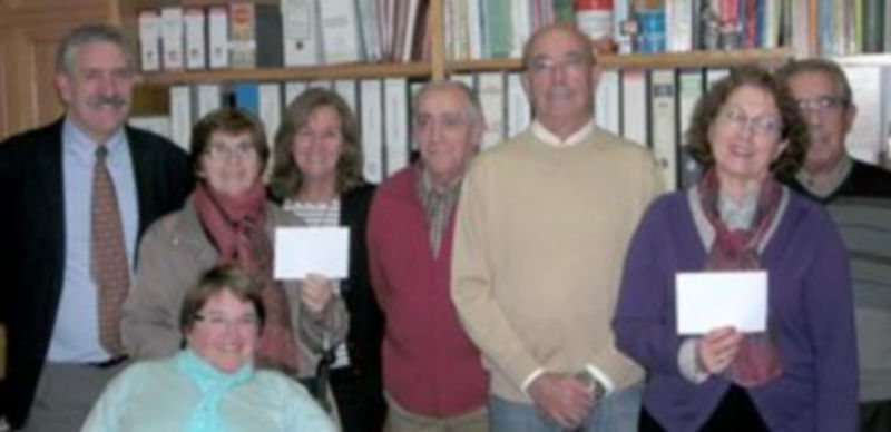 La hermana Natividad y María Jesús Sacristán muestran los cheques que les entregó la oenegé Cliente Solidarios. / E.A.