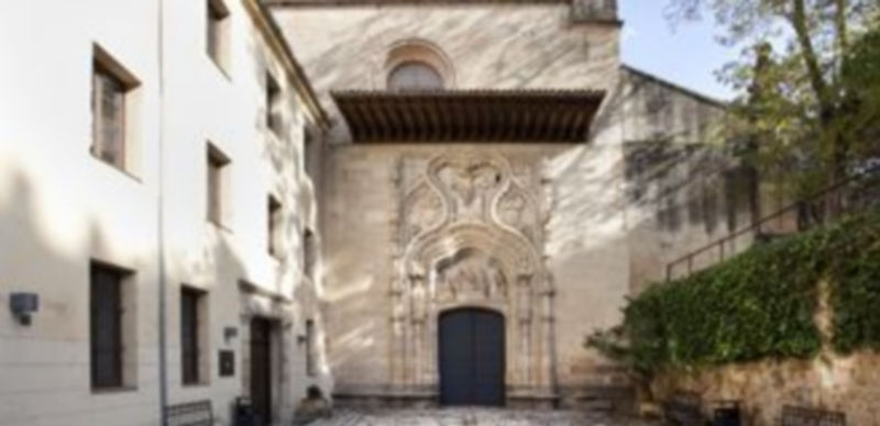 Fachada principal del campus de Santa Cruz la Real de IE Universidad. / E. A.