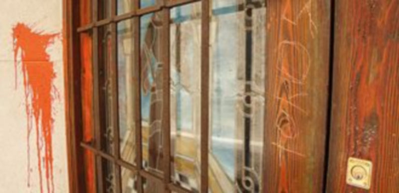 Estado en el que quedó el acceso al domicilio del alcalde tras los actos vandálicos. / Gabriel Gómez