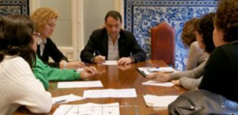 El alcalde Pedro Arahuetes y la concejala de Educación