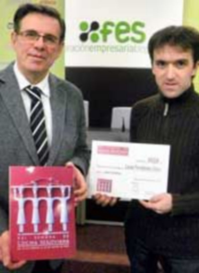 Julián Duque entrega el premio a Lucas Fernández./ El Adelantado