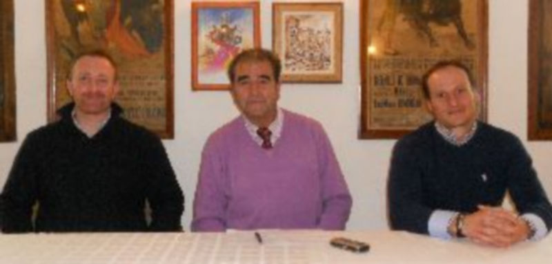 La mesa coloquial del café-tertulia celebrado en la tarde del sábado en el Mesón Patricia./ El Adelantado