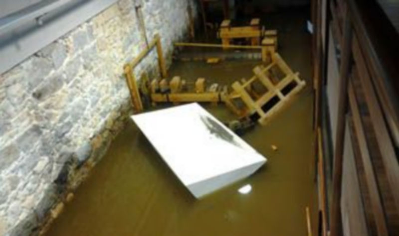 En la sala del Museo que alberga la reproducción de la maquinaria el nivel del agua superó los 60 centímetros. /El Adelantado
