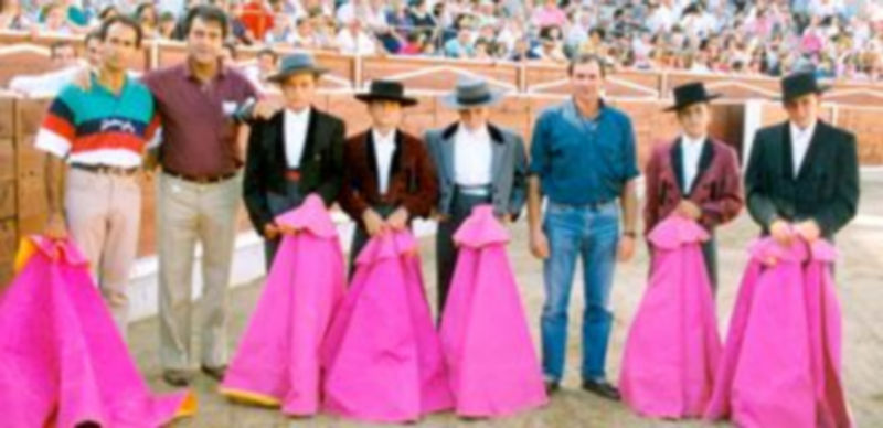 Añorada fotografía de una becerrada en la plaza de toros de El Espinar con cinco alumnos de su escuela taurina. / E.A.