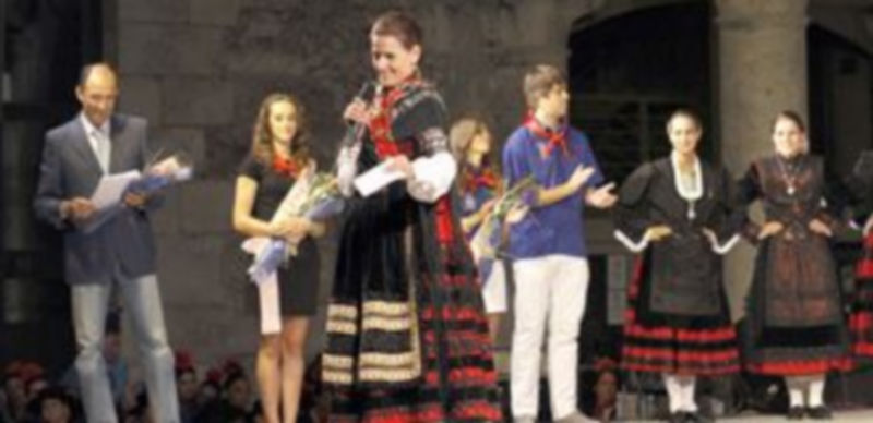 Conchi Bayón ataviada con el traje tradicional en el Festival de Jota de la villa. / Gabriel Gómez