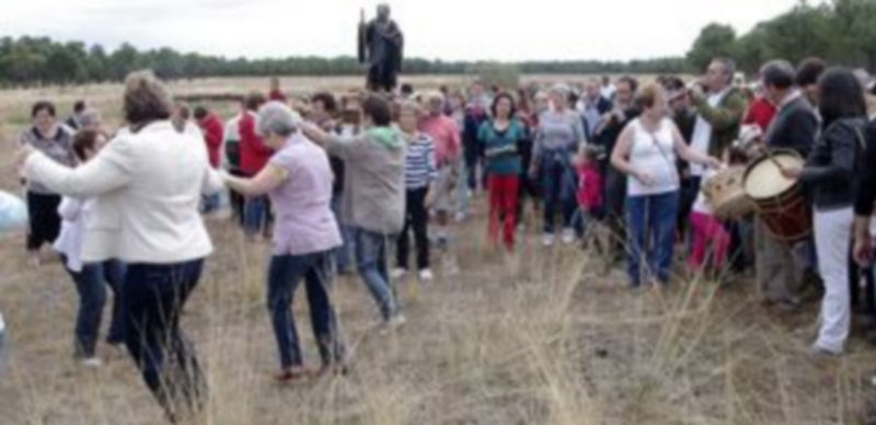Los vecinos de la Comunidad acompañaron a la imagen durante la procesión. /José Ignacio Sánchez