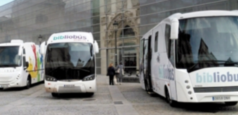 Los bibliobuses recogerán alimentos hasta el 31 de enero de 2014. / E.A.