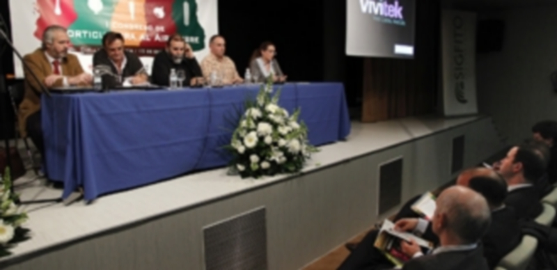 Algunos de los asistentes que completaron ayer el aforo de la sala cultural Alfonsa de la Torre. / Gabriel Gómez