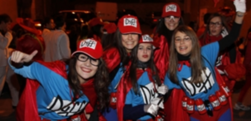 Los disfraces y la ambientación musical ponen las notas de color y ritmo al Carnaval. / Gabriel Gómez