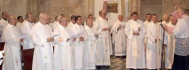 Los presbíteros renovaron sus promesas sacerdotales y recibieron los santos óleos que emplearan en los sacramentos/E. A