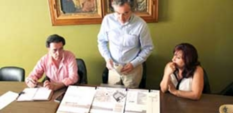 Presentación del proyecto del gimnasio del CEIP ‘La Villa’ el pasado 5 de junio de la mano del arquitecto Gonzalo Bobillo. / C.N.