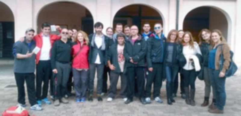 Los peregrinos posan junto a vonlutarios y colaboradores en la plaza de Cantalejo tras sellar su cartilla. / El Adelantado
