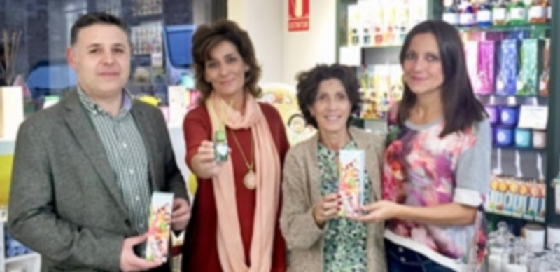 Representantes de las empresas y entidades artífices de la campaña muestran el ambientador ‘Animikados solidario’. / E. A.