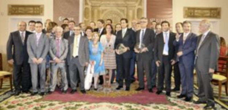 El pleno de la Cámara de Comercio e Industria de Segovia posó al final de la ceremonia con todos los galardonados en esta cuarta edición de los Premios Sello Real de Paños / Alberto Benavente
