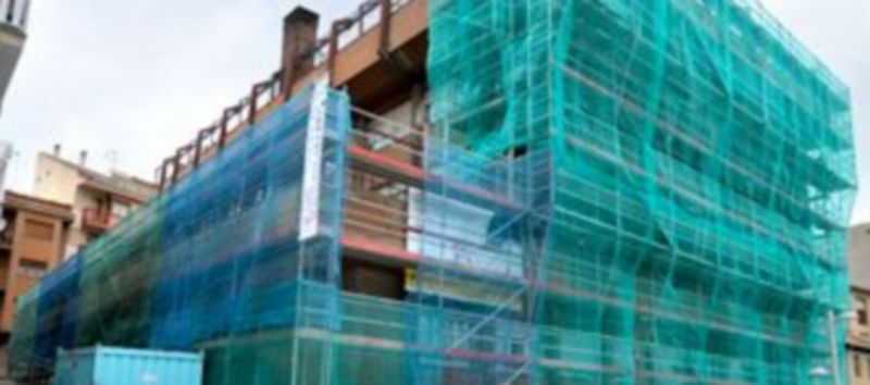 Los andamios y mallas de protección cubren la fachada del colegio que mira a la calle José Zorrilla./alberto benavente